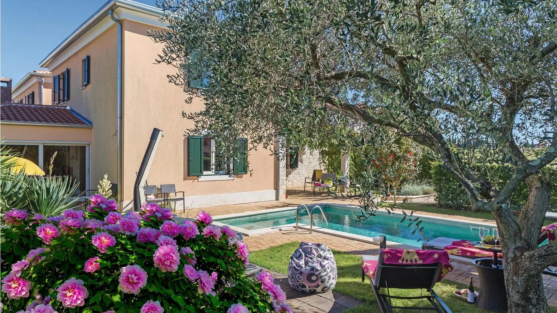 Gorgeous Home In Strada Contesa With Kitchen Filipac